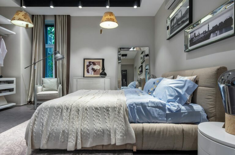 bedroom with good decor