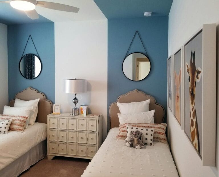 girls room with mirrors